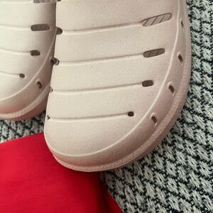 Casual Slip-On Foam Clogs in Blush Pink